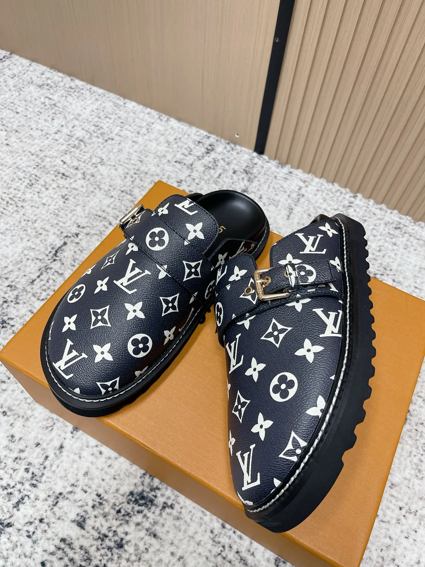 [L Family] P: 460💰 Size: 35-46 (female 40.41, male 45 46 custom-made) Top version Louis vuitton Lv new couple Birkenstock slippers. Cute and cute, not too good on the feet. Simple and high-end slingback design. Ready to wear and go. Good news for lazy people. Imported cowhide leather upper/imported old calico. Original hardware buckle, original molded high-density foam outsole.